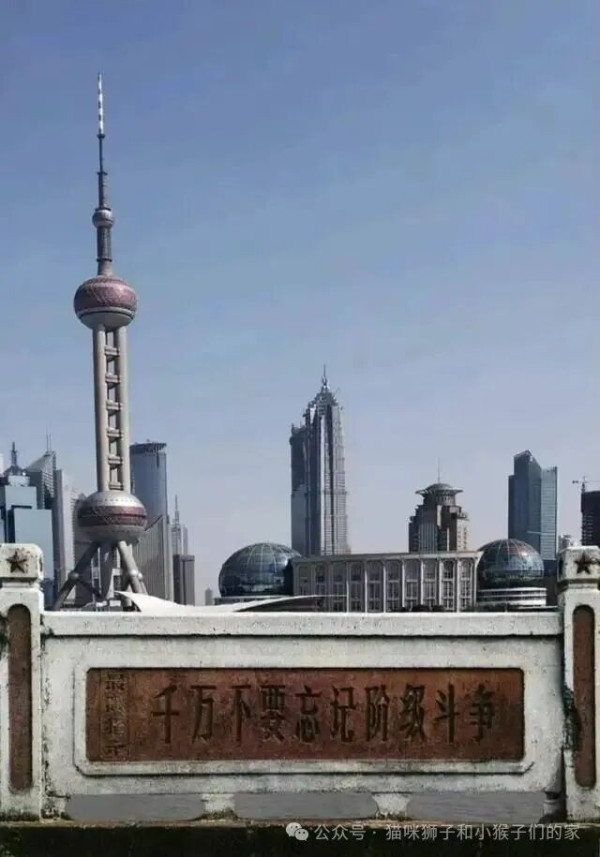 发动最广大人民群众起来监督国家政权,自下而上地揭露和清算官僚主义、特权现象和走资派。这就是毛主席所倡导的大民主运动——大鸣、大放、大字报、大辩论——的深刻内涵。大民主是《论人民民主专政》中所说“让人民起来监督政府”的最宏大的社会实践,是无产阶级专政条件下人民当家作主的真正体现。
