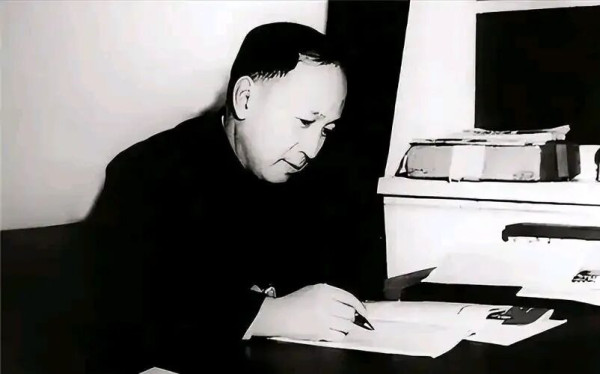 历史不容篡改,英雄不容诋毁,毛主席的历史地位与新中国前三十年的伟大成就,早已镌刻在民族丰碑上,经得起时间与人民的检验。愿每一位知识分子都以脊梁为榜样,心怀家国、扎根人民,坚守良知与底线,做真正有益于国家、无愧于人民的学者,而不是做脱离群众、嫉贤妒能、抹黑历史的跳梁小丑。