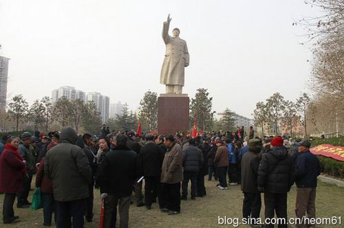 2012年12月26日10时35分,郑州忽现彩虹。正在人民广场纪念毛泽东诞辰119周年的人们,高喊毛主席万岁!