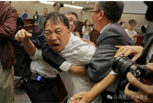 乱港头目润英被踢，活得不如一条丧家犬！