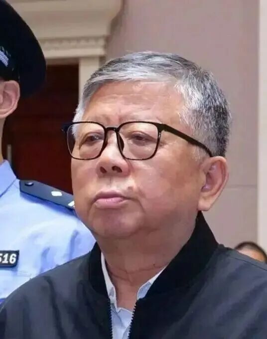 杨有林案真正值得警示的是:为什么公众监督、舆论监督难以持续,难以有力?如何让公众监督有力,让舆论监督持续?如何让贪腐从一个群体的内部游戏,变成全体民众和制度所围剿的公敌?