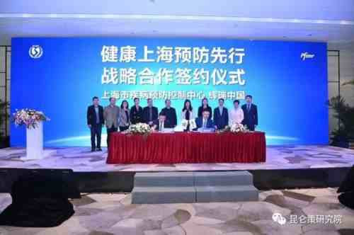 2022年5月,克林顿健康倡议组织与仿制药制造商供应协议,向全球105个“中低收入”国家和地区供应仿制药。5个获得专利授权的中国企业,生产的仿制药可以出口,但不能卖给中国,卖给中国的只能按2300元/盒高价向美国购买,代理公司再按2980元/盒零售价卖给中国人,中外价格相差20倍!这是什么样的“许可协议”与“供应协议”?不正是美国“医药”资本围猎中国的逻辑企图!