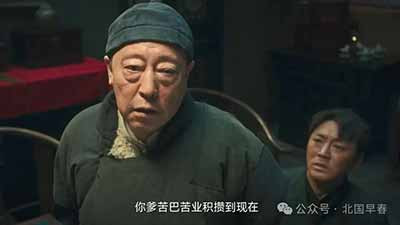 在资本主义社会，文化生产被资本的逻辑所主宰。知识分子为了生存和发展，常常需要迎合市场的需求，接受资本的资助与审查。许多作家、艺术家在这种环境下，成为了资产阶级的“精神雇佣劳动者”。他们的创作不可避免地带有资产阶级意识形态的烙印，作品中充斥着对消费主义、享乐主义的宣扬，对社会不平等现象的忽视或美化。这种依附性使得文化生产成为资本积累的工具，失去了批判现实、启迪民智的功能。