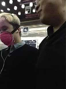这种情况下,国家应该迅速插手。 摸清口罩产能,增加医用无纺布产量,对医用无纺布实行统购,按轻重缓急供应,对口罩实行配给。