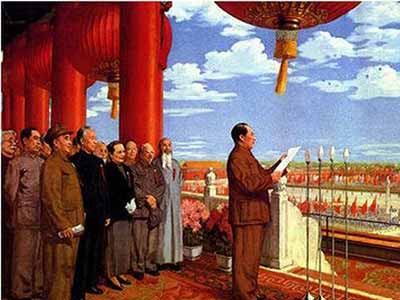 我不明白，庆祝祖国生日何错之有?庆祝建国70周年和庆祝新中国成立70周年的意思不都是一样吗?只要把群众喜迎国庆的心情表达出来就行了，何必这样死抠字眼、咬文嚼字呢?