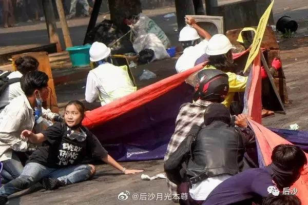 许多网友感受到了某种熟悉的配方、熟悉的味道。这不是阴谋论,因为乌克兰基辅发生过活生生的例子。