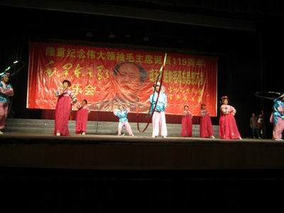 2012年12月26日被人们称呼为“中国红歌总司令戴诚”唱出“毛泽东之歌”,让人热血沸腾、让人情不自禁泪水不断模糊眼睛。
