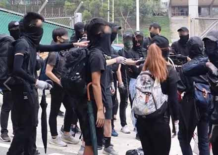我们采访了一些离开香港的内地学生
