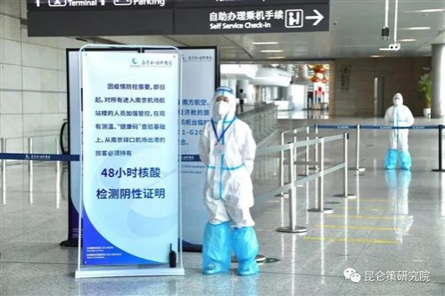 中国非但不能效仿国外的疫苗护照互认做法，反而必须吸取多国变异病毒迅速蔓延全球的沉重教训，决不让国外危险变异病毒流入导致疫苗接种蜕变为更大的灾难。倘若中国实行疫苗护照互认并取消入境隔离，有可能鼓励美国加快研发针对性病毒变异或暗中传播多国流行的危险变异病毒，突破中国防控屏障以实现其梦寐以求的打击中国、维护霸权的战略目标。