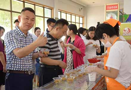 “河南食品安全消费体察行”活动走进南街村
