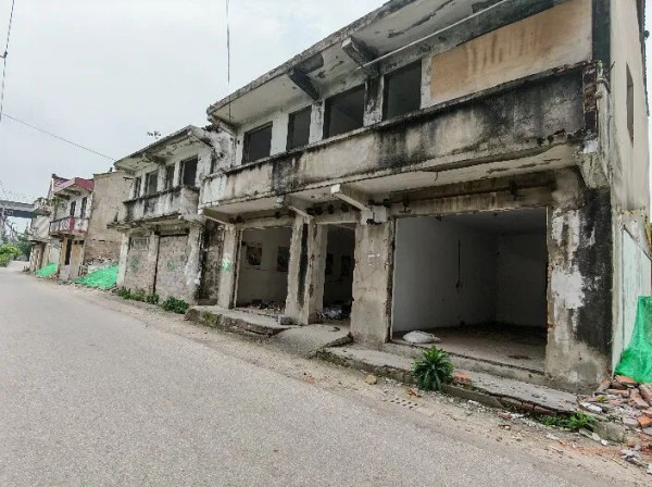 废墟里的修车师傅：城市向前，而他留在原地｜镜相