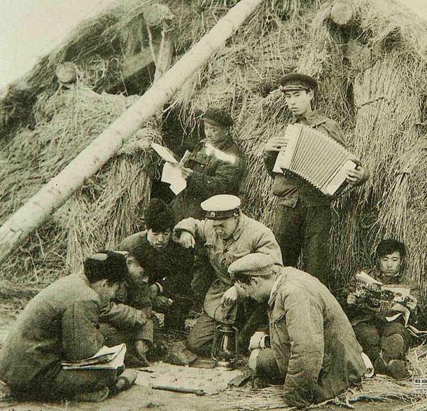 那北京来的1000多个“右派”，在改开之前就大部分被摘帽，被调回北京，改开后自然更“一风吹”地离开了“北大荒”。可相比那数十万“北大荒”人，已经是三代、四代地献身“北大荒”，他们可曾有过怨言?他们可曾有过控诉?他们有的只是无怨无悔!