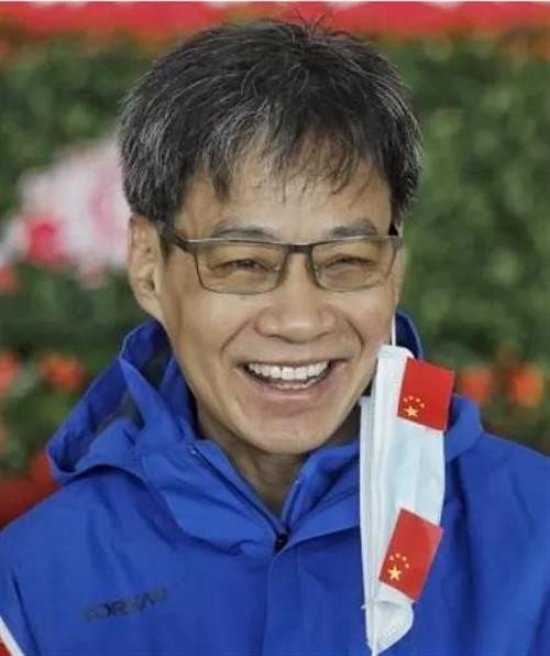 从邓铁涛先生到他的弟子张忠德,一代又一代的中医人之所以铭记毛主席的教导,一方面是想更好地为人民服务,而另一方面不就是期盼现时代能像毛主席那样振兴中医、发展中医吗?