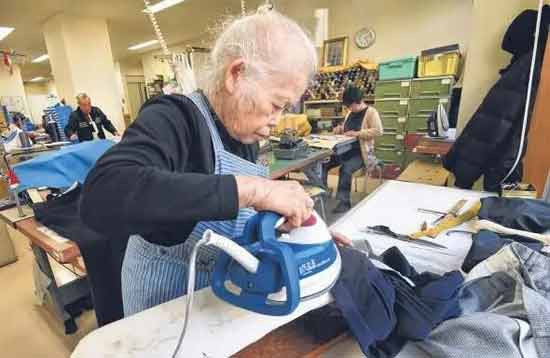当我们自嘲打工人的时候，日本遍地都是七八十岁的资深打工人