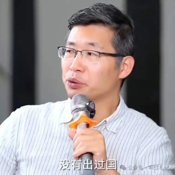 郑毓煌们跪得太久了，看谁都矮。可他们忘了——跪着的人看谁都矮，不是因为别人矮，是因为他自己跪着。他们以为自己在俯视众生，实际上，他们只是把自己摆到了一个滑稽的位置上。一个跪着的人指着站着的人说“你矮”——这大概是世上最可笑的笑话了。