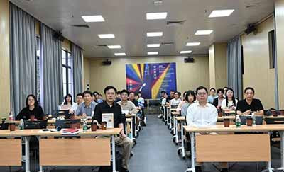 带头人”是中国共产党群众路线在基层的人格化载体,它由党组织选拔培养,在实践中锻造,在群众监督中成长。从革命年代的生产队长、劳动英雄,到今天的村支书、“能人”,这一角色在历史断裂与延续中生生不息。中国基层治理的活力,正是在于制度支撑和组织引领下持续涌现扎根群众的带头人,这既是革命的历史遗产,也是未来基层发展的重要命题。