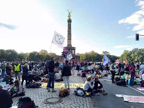 在柏林交通要道安营扎寨 - 柏林反抗（人类）灭绝行动现场报道