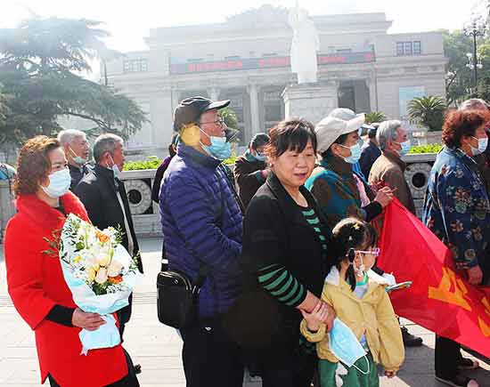 人民领袖爱人民，清明时节武汉人民思念毛主席，向武汉剧院毛主席雕像敬献花篮！