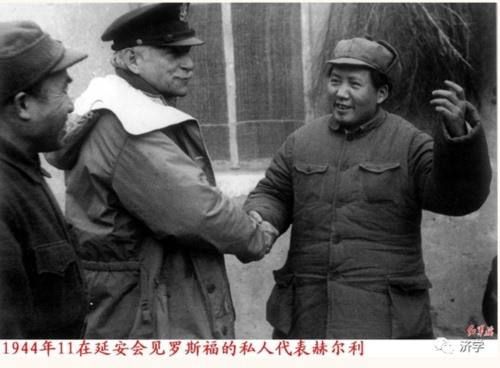 毛主席抵达重庆机场时的热闹场面为何让赫尔利洋洋得意?