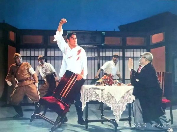 在中国文艺史上,有一个绕不过去的话题:样板戏。从《红灯记》到《智取威虎山》,从《沙家浜》到《红色娘子军》,这些诞生于半个多世纪前的作品,至今仍在舞台上常演不衰,许多唱段早已成为中国人集体记忆中的文化基因。“临行喝妈一碗酒,浑身是胆雄赳赳”“这个女人不寻常”……这些旋律一响,无数人便能脱口而出。样板戏何以具有如此持久的生命力?答案,就藏在毛主席那一句掷地有声的追问中:“我们的文艺是为什么人的?”