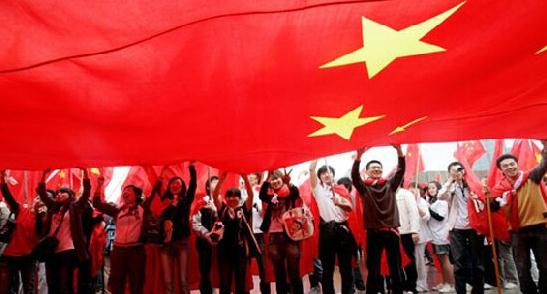 选择讨好美国也得不到任何好处，伊拉克是这样，中国也是如此。中国人民应该牢记毛主席“帝国主义亡我之心不死”的教导，明白“帝国主义和一切反动派都是纸老虎”，重新站起来，挺起胸膛做回真正的中国人才是中国人民唯一的选择。