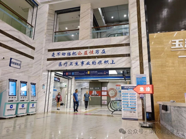 我们这一代医学生,正在经历一种很深的精神撕裂。一边是被反复灌输的“医者仁心”、“健康所系、性命相托”的誓言,一边是“交钱干活”、“扩招贬值”、“规培压榨”的现实。我们既想做一个有温度的好医生,又不得不在冰冷的制度里求生。