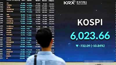 中国在参与全球化高速发展的过程中，费劲力气才堪堪避免陷进新自由主义的大坑里，直到今天在不少领域里也仍有余毒未清，巨婴们却日夜摇旗呐喊要跳进这个日韩已经深陷的坑里。