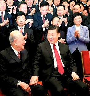 一个平凡的灵魂，要想漂向久远，一个绝对的前提，就是要顺应历史的发展潮流。乌兰牧骑和黄旭华、黄大发，跃上了毛主席亲自掀动并大力推动的历史洪流，都成了弄潮儿。