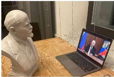 考茨基知道得 很清楚,德国的“左派”所指的正是这样的行动,或者确切些说,类似的行动,但他们在实行战时书报检查的条件下无法直接地公开地谈论这些行动。不惜一切代价 为机会主义者辩护的愿望,使考茨基干出了前所未有的卑鄙勾当:他躲在战时书报检查官的背后,把明显的胡说硬加在左派头上,相信书报检查官会保护他不被揭穿。