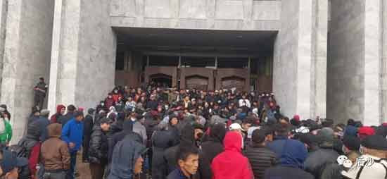 吉尔吉斯斯坦国家虽小，但NGO密度为世界最高。总人口不过637万，NGO却有5000-10000家，平均一千人就有一个NOG。慈善的、公益的、人权的、环保的、动保的、女权的、宗教的……你能想到的都有，口号都是美好、温暖、感人的。