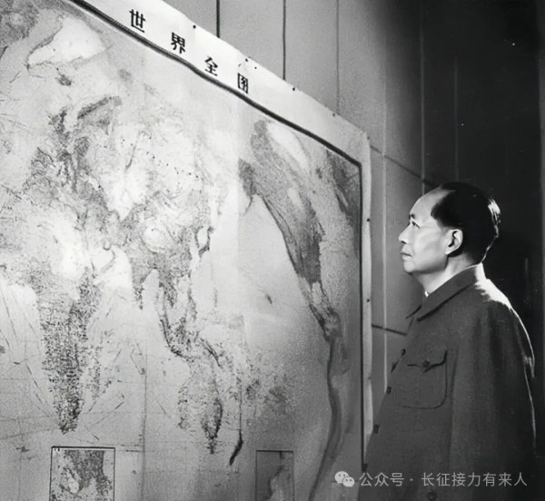 朱旦华,毛泽民烈士的遗孀,1946年从新疆监狱被营救回延安的老党员,江西省妇联原主任,“反修防修”中因“新疆叛徒集团案”被隔离审查长达八年,工资冻结、人格受辱。按常理说,她有足够多的“个人理由”对“反修防修”充满怨恨,对毛泽东充满怀疑。但令人深思的是,1991年苏联解体后,她没有被个人苦难所吞噬,而是主动重新思考毛主席发动“反修防修”的初衷,并得出了一个与主流“彻底否定论”截然不同的结论:毛主席的