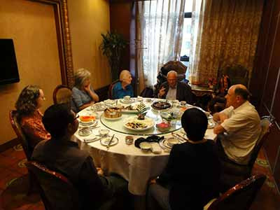伊莎白说,“这首现实主义诗,是关于革命的。革命不由天使来进行,革命是由追求公义社会的普通人来进行的。他们当然会犯错误。这是学习过程不可缺的部份。”