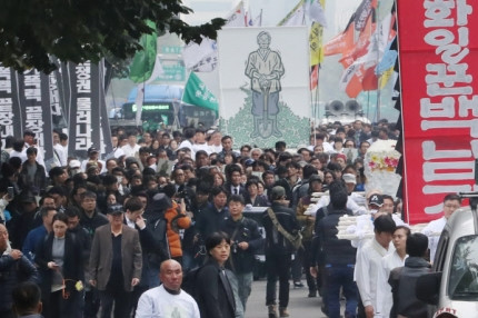南朝鲜30万人倒朴 游行学生：成立革命政权