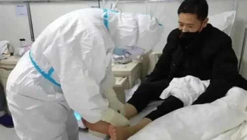 从邓铁涛先生到他的弟子张忠德,一代又一代的中医人之所以铭记毛主席的教导,一方面是想更好地为人民服务,而另一方面不就是期盼现时代能像毛主席那样振兴中医、发展中医吗?