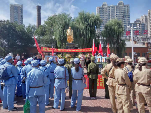 哈尔滨各界群众隆重纪念毛主席逝世43周年