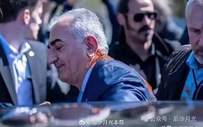 这种人看似身份高贵，实则却是全世界最可悲的丧家犬！
