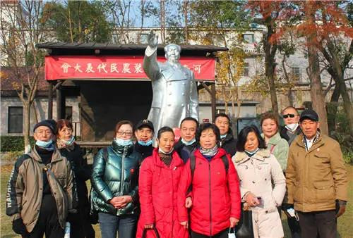 毛主席我们想念您:武汉工农兵群众隆重纪念毛主席诞辰127周年!