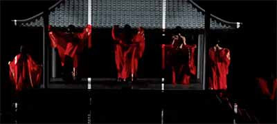 演出结束后，一切又迅速回到现实。 演员卸妆、换衣服，准备下一场演出。那些被反复讨论的肌肉、荷尔蒙和“性张力”，最后也只是整套娱乐工业里的工作内容。
