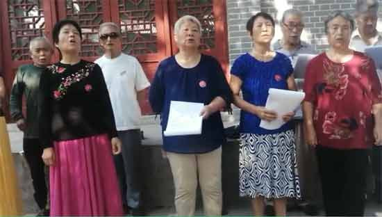安阳同心艺术团成员代表纪念毛主席逝世44周年