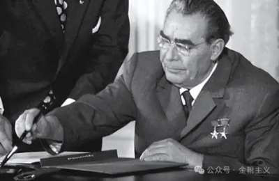 这是曾称作“红军”、“人民军队”的苏维埃武装,第一次将枪口对准苏联人民。而目的,仅仅是为了维护赫鲁晓夫《秘密报告》的威信。…国务卿杜勒斯看到后兴高采烈地称:赫鲁晓夫的这个报告是炸毁共产主义世界的原子弹!
