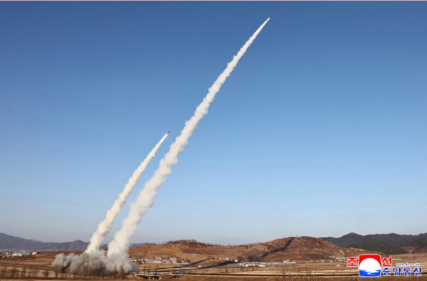 金正恩观摩大口径火箭炮武器系统试射