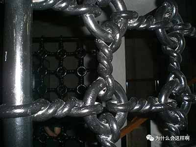 这个铁门和工事的遗迹,让元朗及周边地区的人民牢记着祖先曾经遭受的屠杀和屈辱,所以,当那些恨国废青们去元朗闹事的时候,才会遭到当地人民的迎头痛击。