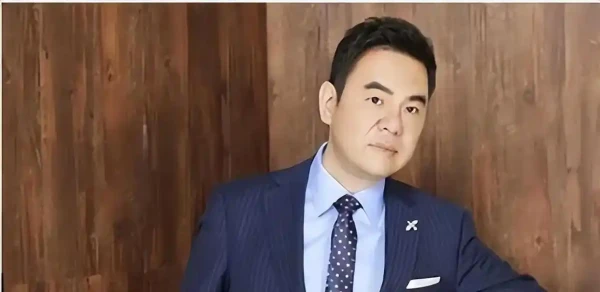 第二个许家印！又一首富栽了！世界500强全靠造假，千亿帝国清零