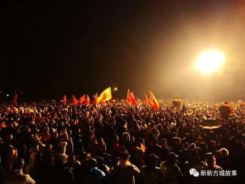 你们可曾想起,你们首先是共产党的领导干部,不是资本家的代言人,更不是国民党的封疆大吏,在你们的辖区内,就不能像尊重科学家一样尊重共产党的创始人毛主席?