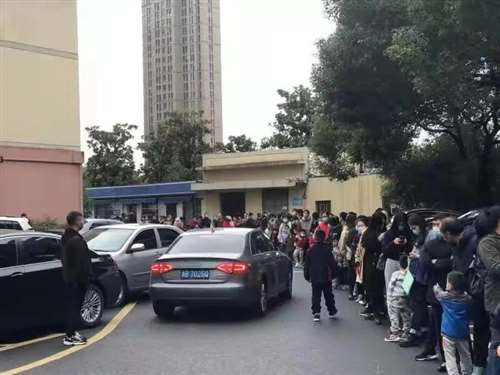 不是在给疫苗自愿接种工作提供助力,而是在给该项工作添堵。不是在给人民群众提供便利,而是在给人民群众添堵。不仅扰乱医院的正常就医秩序,也扰乱人民群众的正常工作和生活。