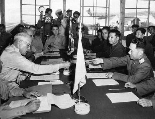 60年之后的今天，志愿军后代及爱国青年在北京聚会，纪念伟大的抗美援朝战争胜利60周年。本刊报道的是全国众多自发于民间的纪念活动之一。