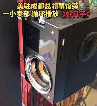 媒体圈把她吹出了花儿来,但庄小姐却是个彻头彻尾的两面人,一边假装爱中国、爱中国美食、爱中国人,一边喊着“中国加油”;一边却把离开中国,比喻成“犹太人躲避纳粹”……