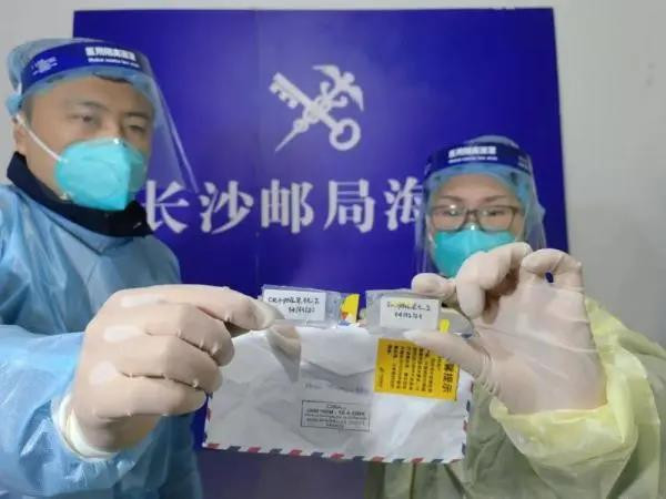 最近这不到一个月时间发生的重大事件太多了，让人应接不暇，但是无论是郑州的某医药巨头事件，还是北京-深圳-珠海事件，亦或是今天刚刚再次发生的杭州事件，其清一色的统一特征就是：有组织，有目的，有部署，有阶段性的系统性的国际阴谋势力集团，正在通过国际邮件快递的形式，对中国在进行人为的放毒和投毒行动。