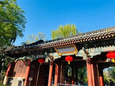 在当前的国际环境下,应加强爱国主义教育,加强民族主义教育,搞清楚为什么而学习的问题。
