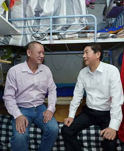 骆惠宁看望香港困难群众：看到你家居住环境，心里很不好受